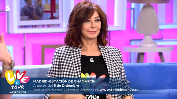 Screenshot 1 1 Ana Rosa posando ccon su camiseta Roly