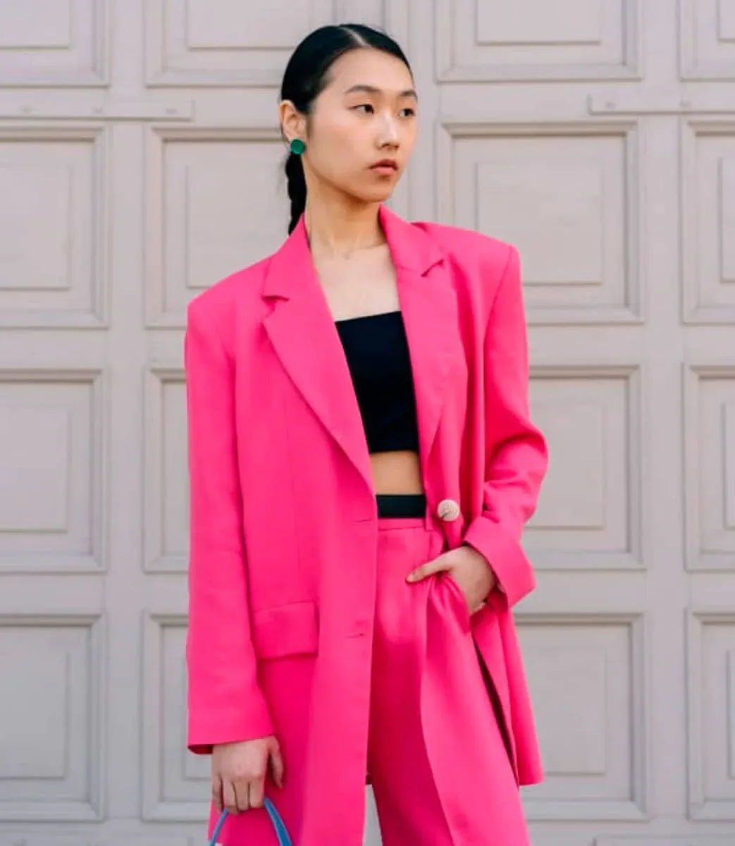Mujer traje rosa 4 jpg webp Mujer traje rosa 4 jpg webp